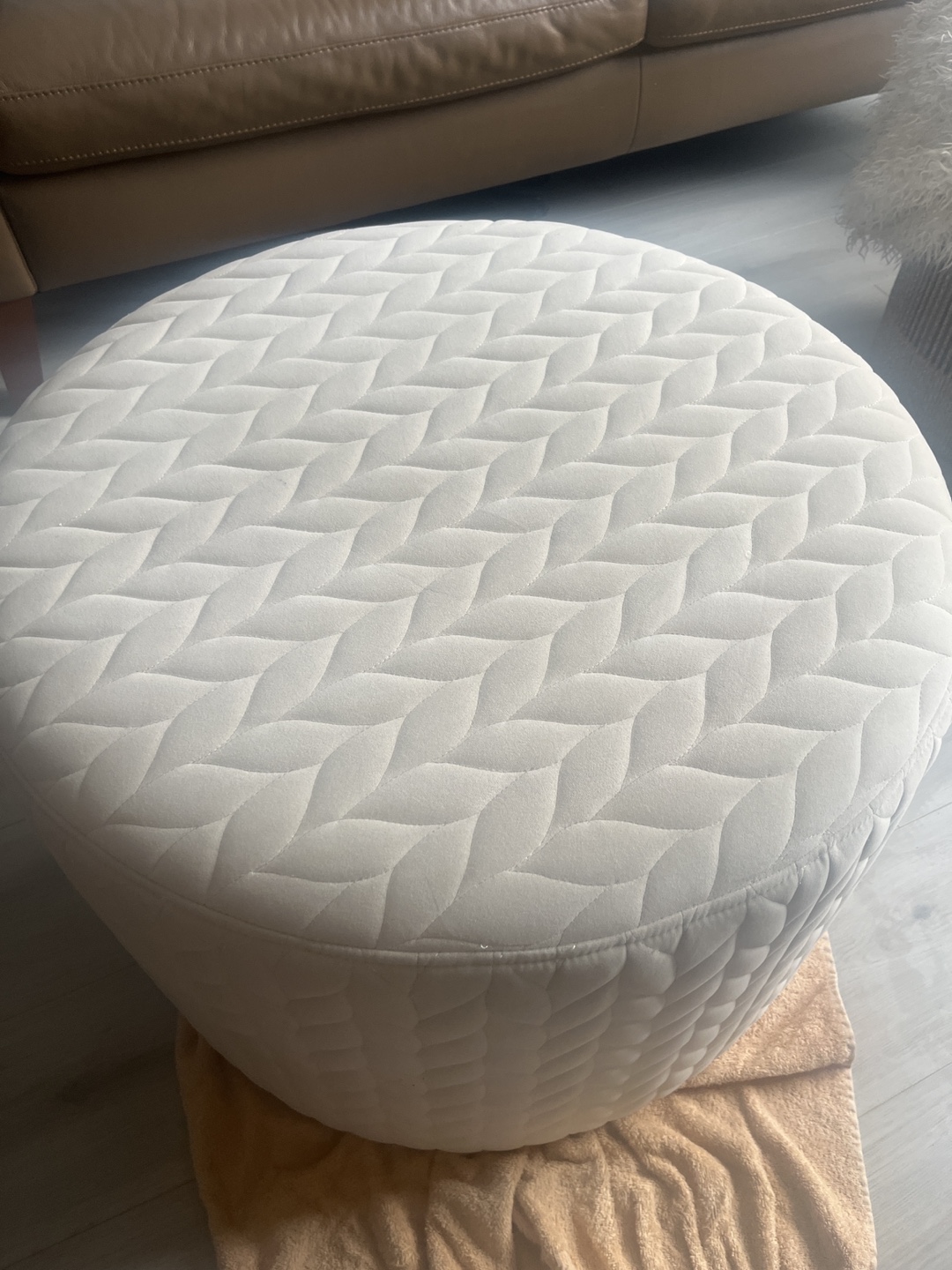 White Round Ottoman - photo 2