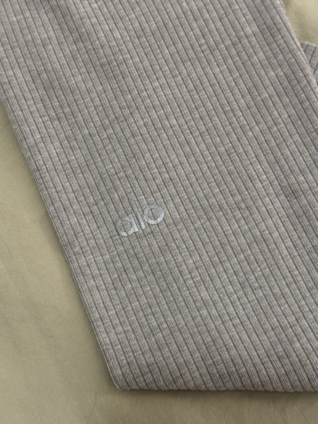 Alo Yoga Ribbed Long Sleeve Crop Top and Leggings Set - photo 2