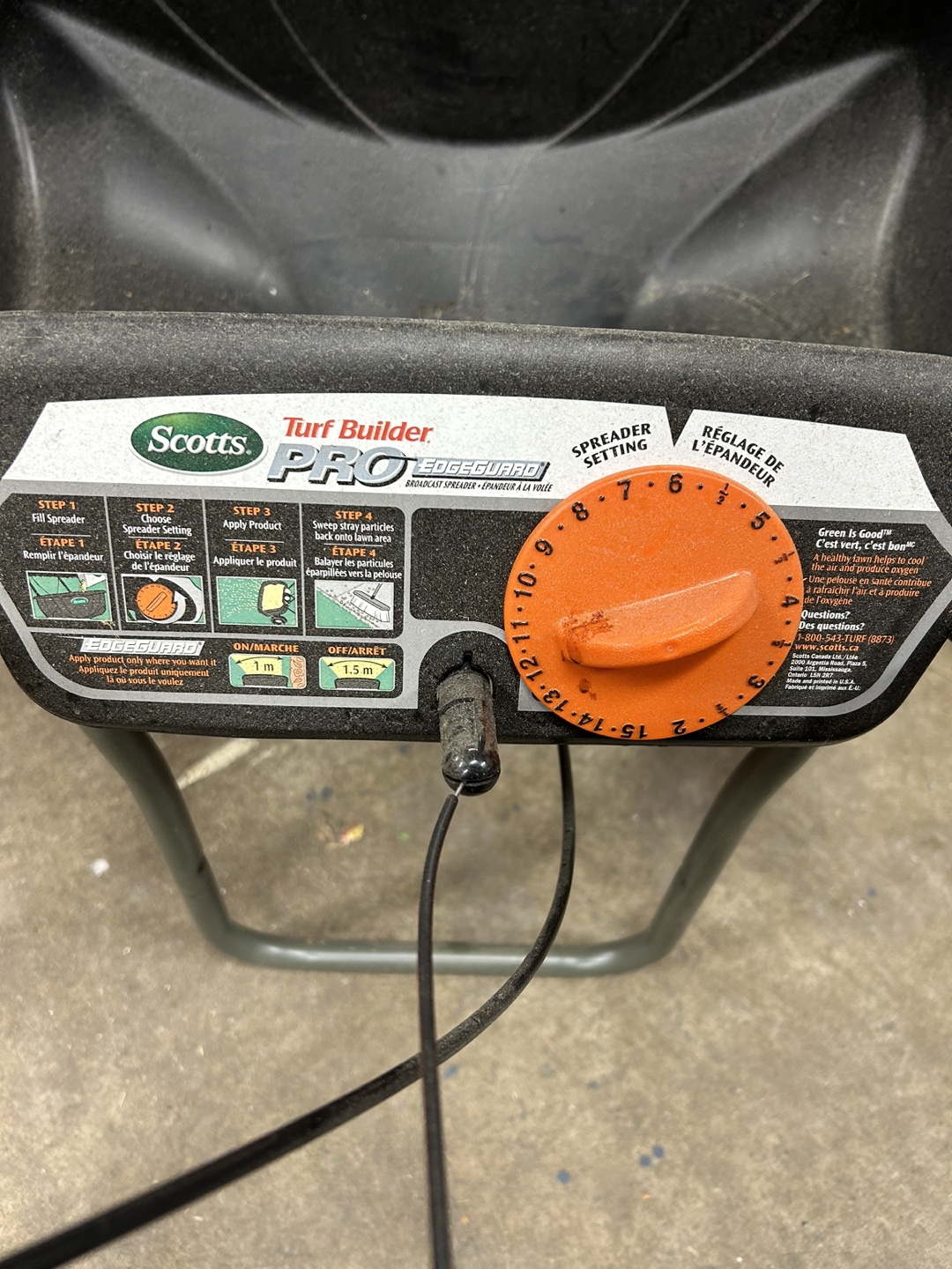 Scotts Turf Builder Pro EdgeGuard Broadcast Spreader - photo 3