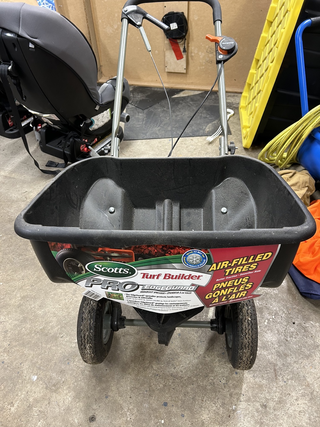 Scotts Turf Builder Pro EdgeGuard Broadcast Spreader - photo 2