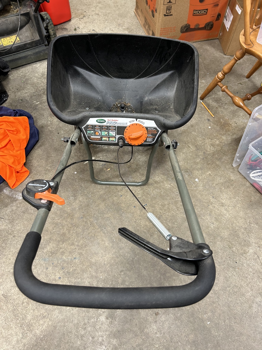 Scotts Turf Builder Pro EdgeGuard Broadcast Spreader