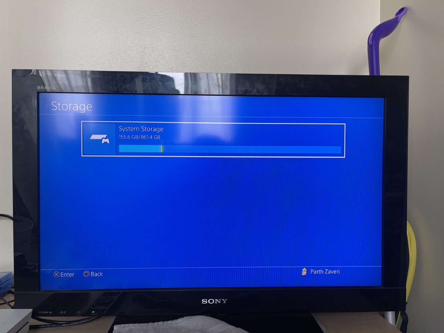 White Limited Edition PS4 (1TB) + 2 Cont + 32" Sony TV