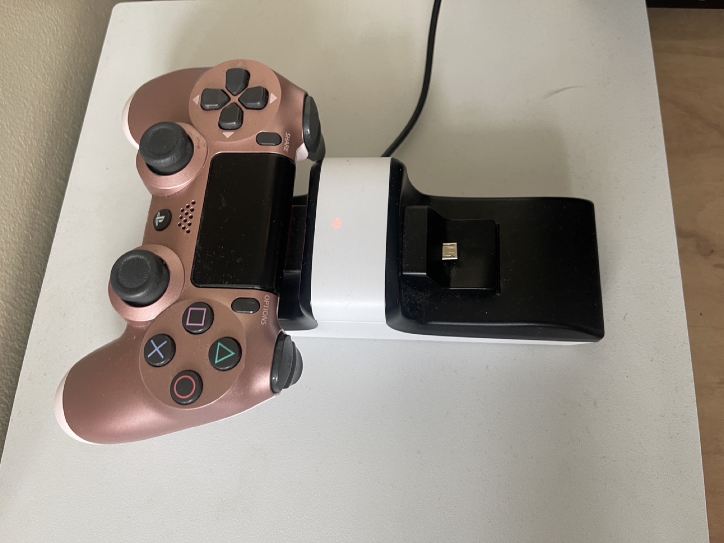 White Limited Edition PS4 (1TB) + 2 Cont + 32" Sony TV - photo 4