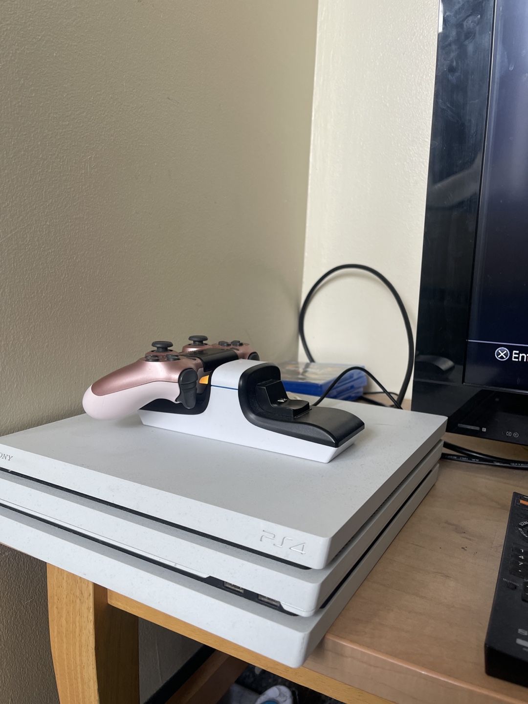 White Limited Edition PS4 (1TB) + 2 Cont + 32" Sony TV - photo 2