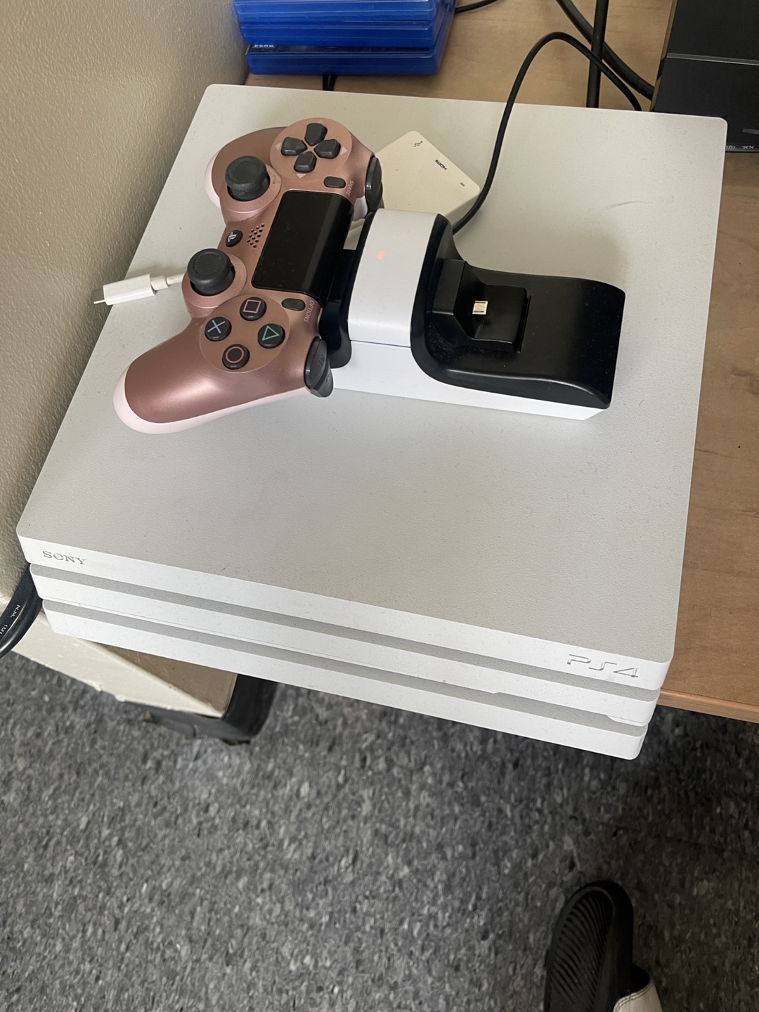 White Limited Edition PS4 (1TB) + 2 Cont + 32" Sony TV - photo 3