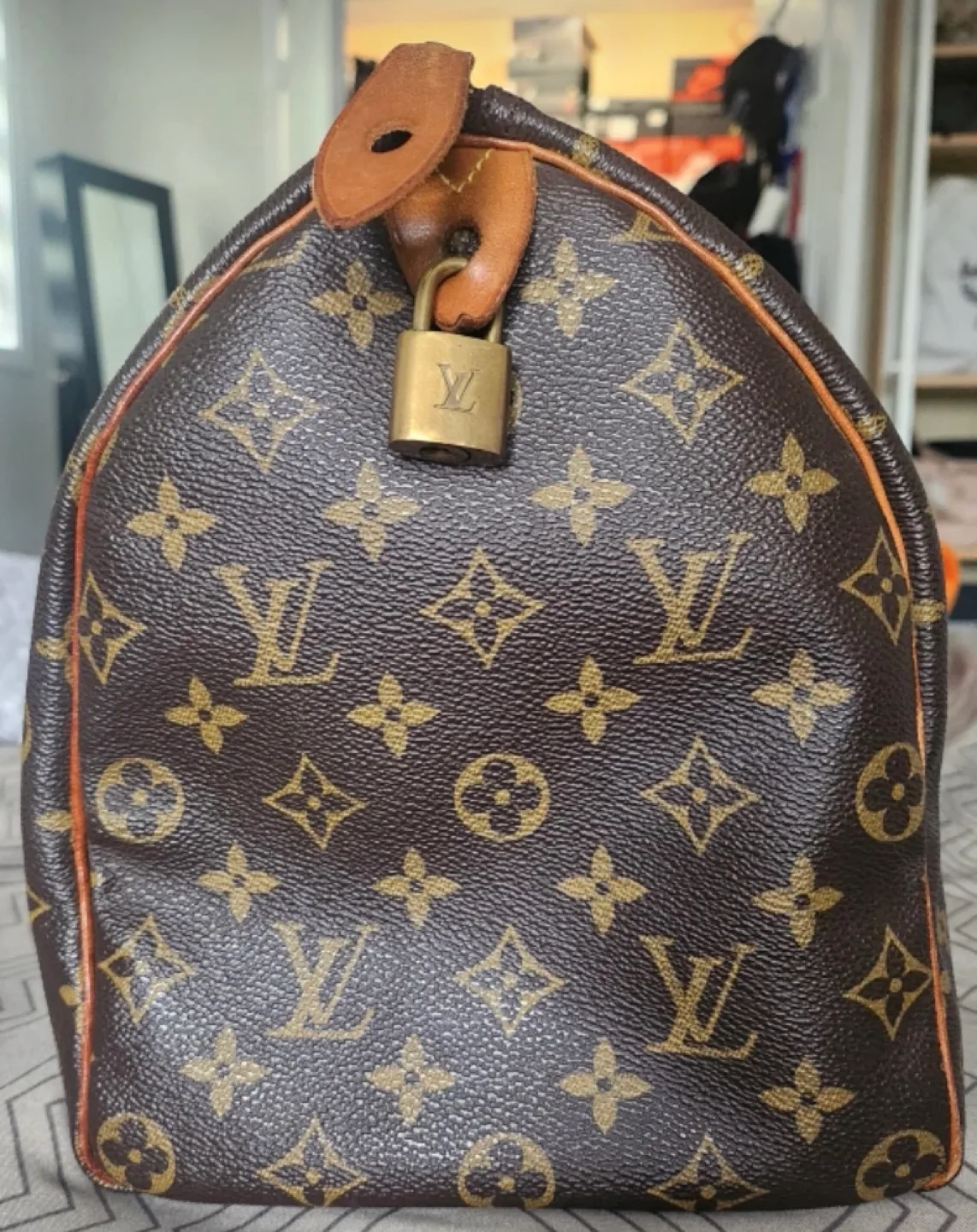 Louis Vuitton Monogram Speedy 35 image indicator(4)