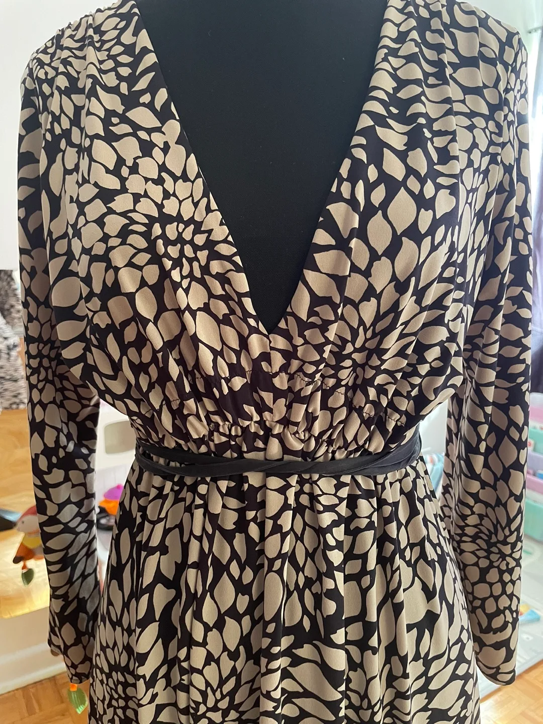 Black and beige floral print dress image indicator(3)