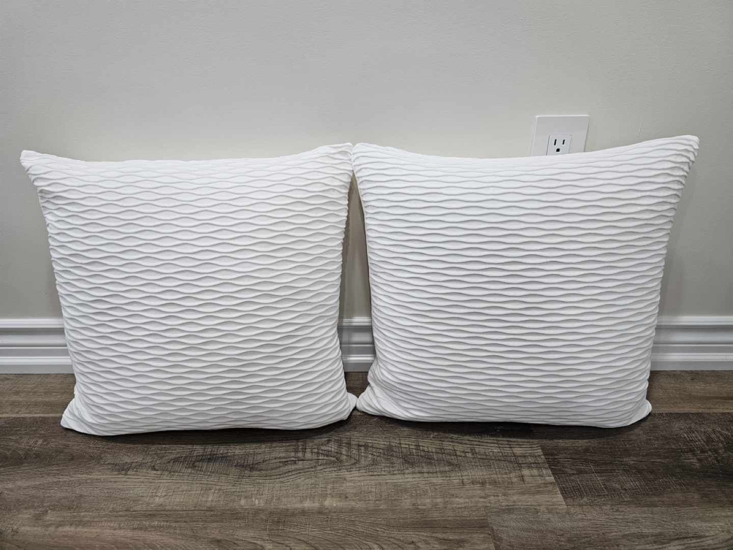 White Decorative Throw Pillows. 20”x20” - photo 4