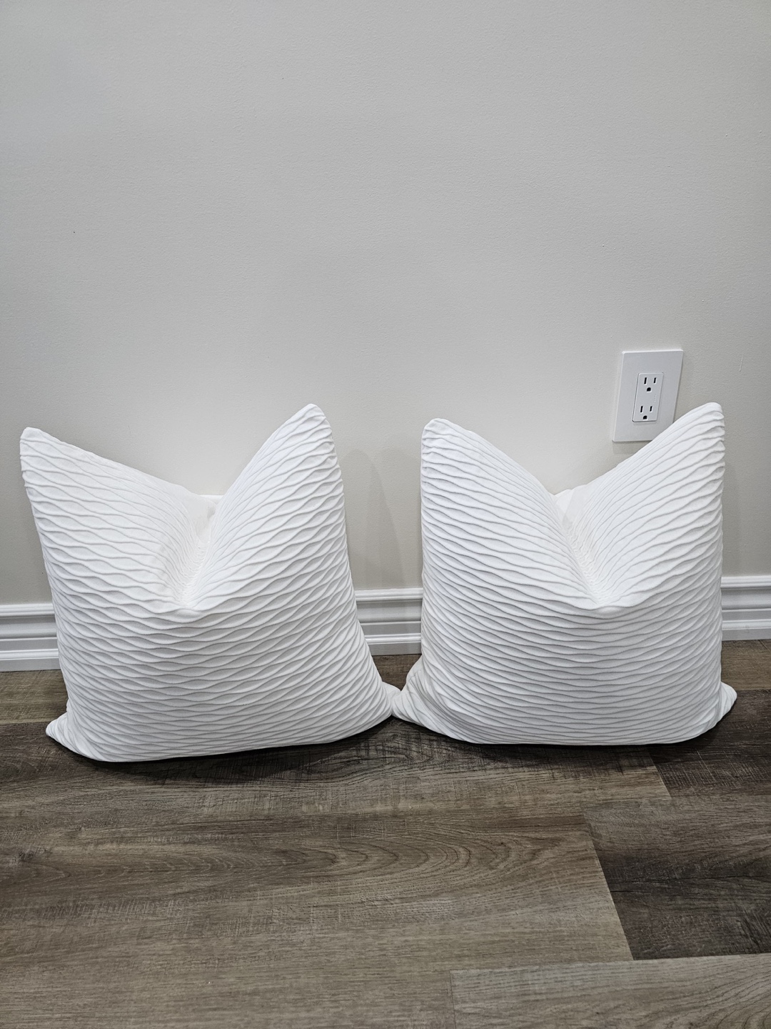 White Decorative Throw Pillows. 20”x20” - photo 2