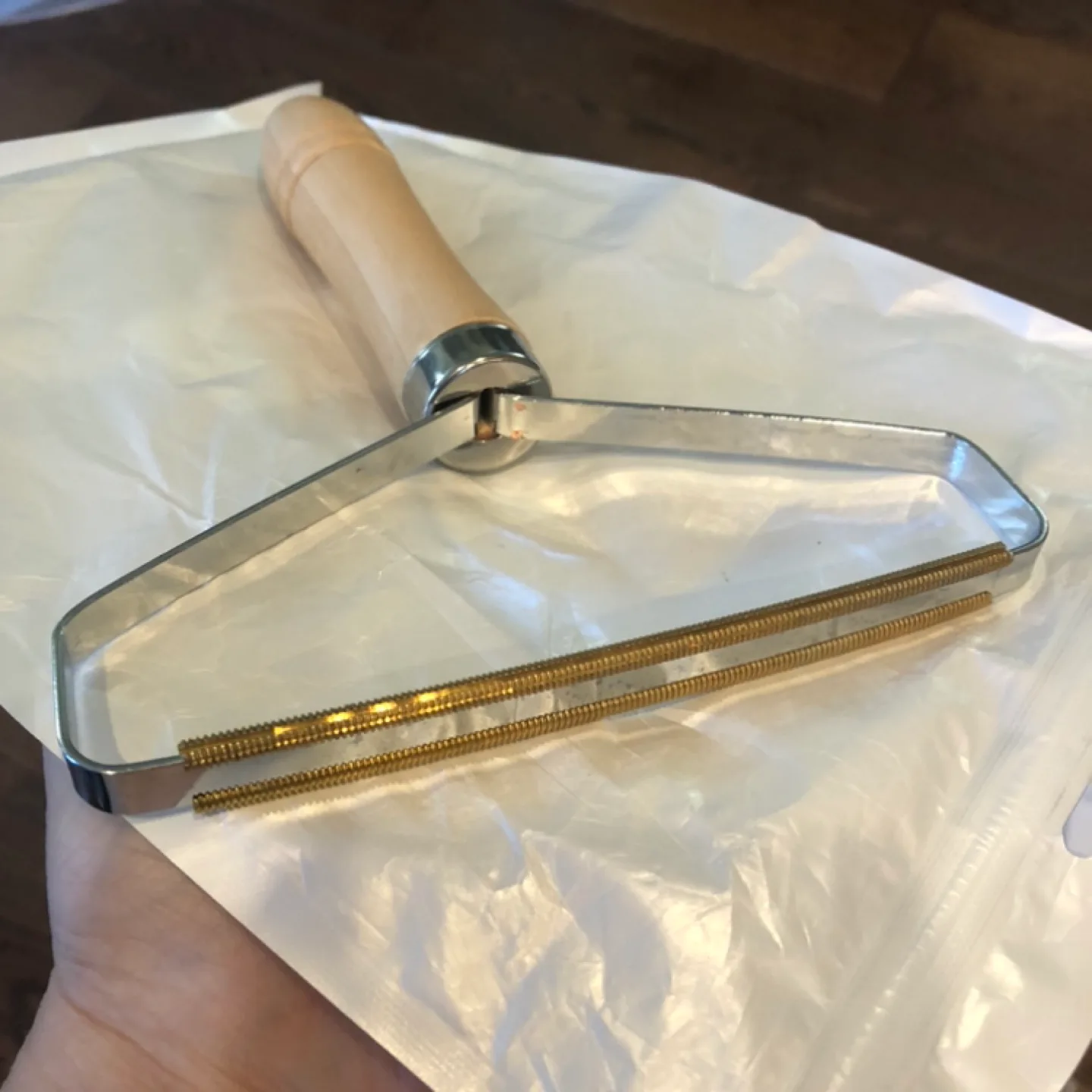 Fabric Shaver with Wooden Handle image indicator(4)