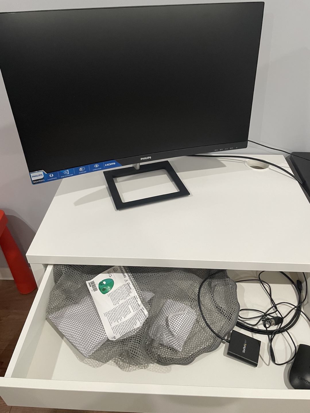 White Office Chair and Desk - photo 5