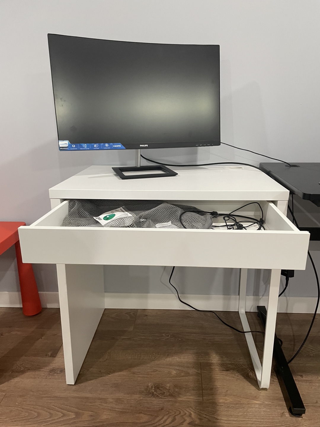White Office Chair and Desk - photo 4