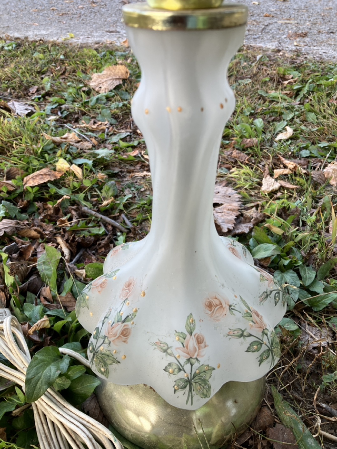 Vintage Table Lamp with Rose Design - photo 2