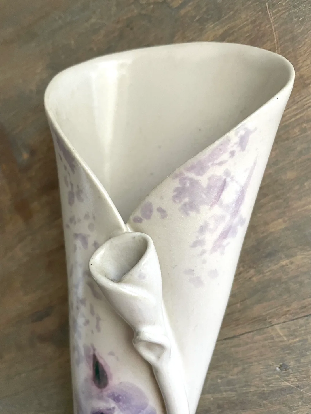 Floral Art Pottery Wall Pocket image indicator(3)