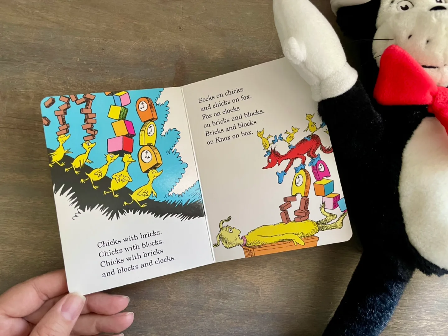 DR SUESS - 17” ‘Cat In The Hat’ Plush Hand Puppet & Board Book image indicator(4)