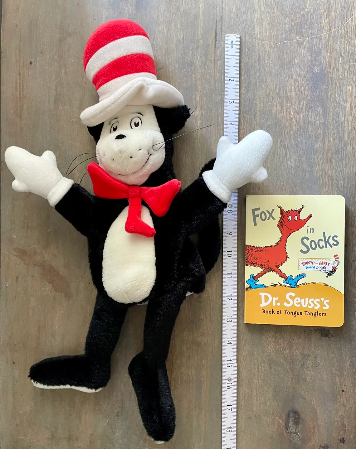 DR SUESS - 17” ‘Cat In The Hat’ Plush Hand Puppet & Board Book image indicator(7)