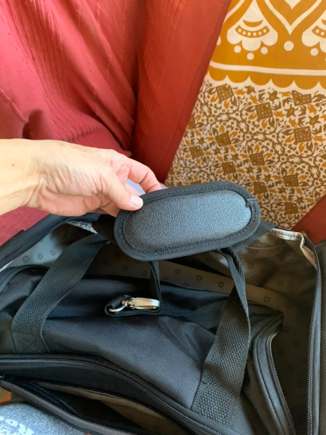 SwissGear Black Carry-on Duffle Bag with Lock image indicator(6)