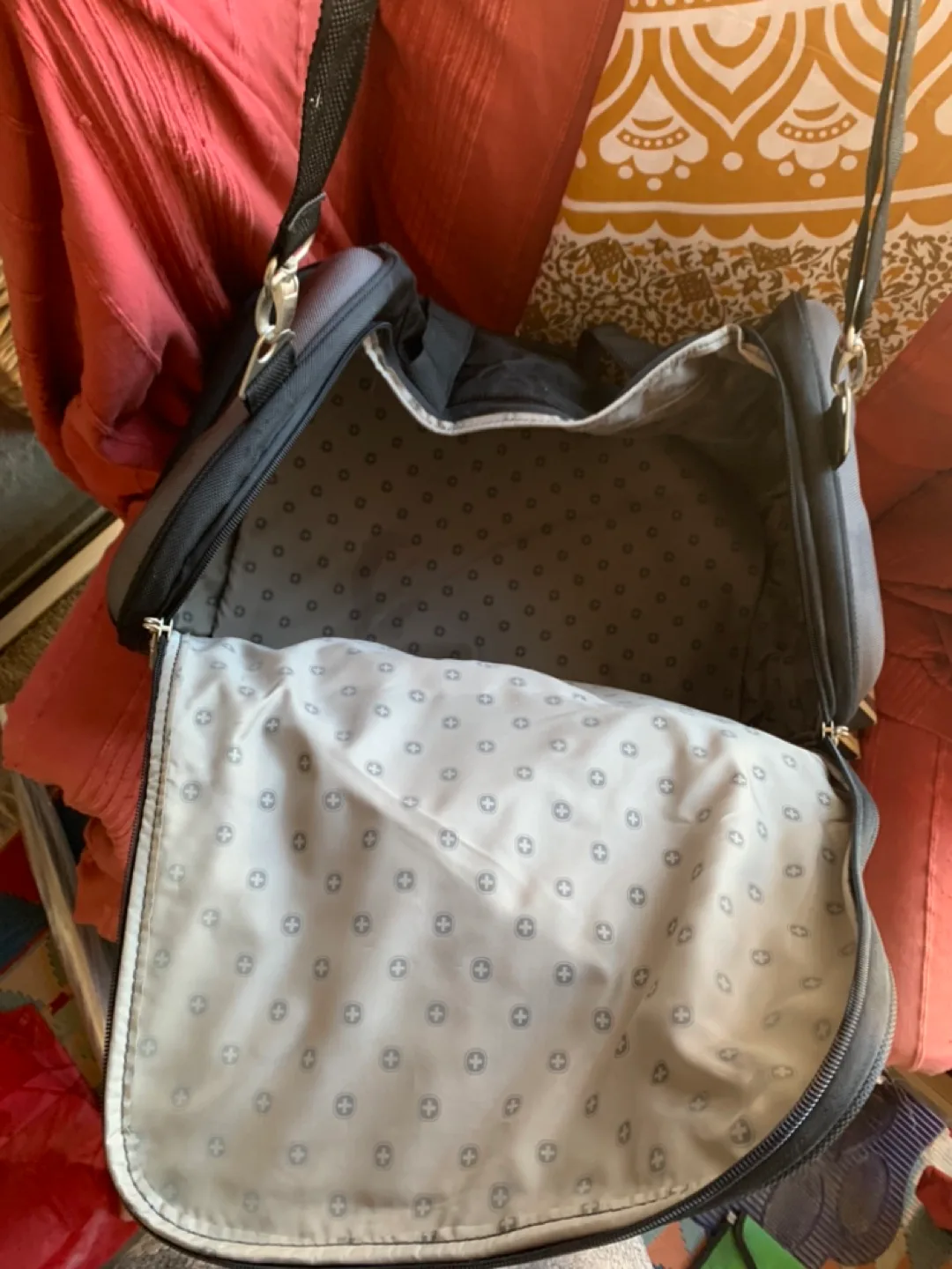 SwissGear Black Carry-on Duffle Bag with Lock image indicator(7)