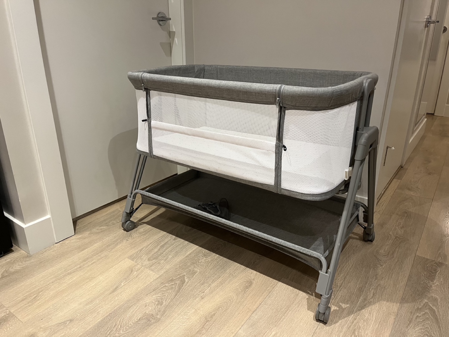 Bassinet Co-Sleeper on Wheel - photo 3