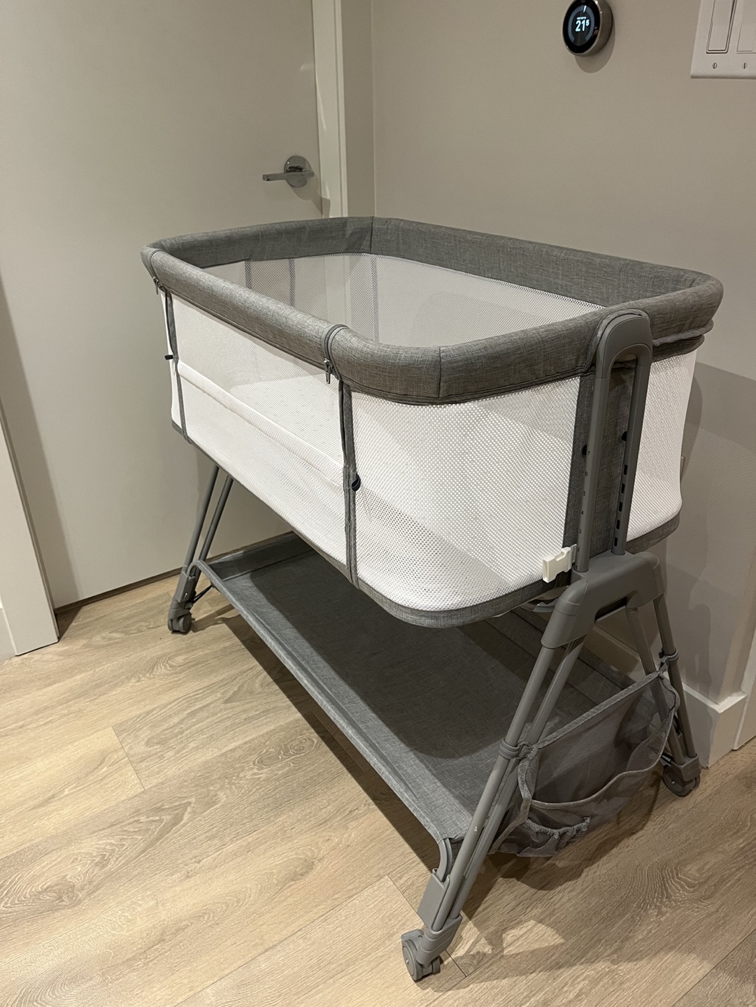 Bassinet Co-Sleeper on Wheel