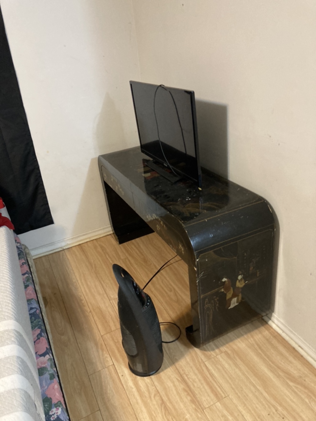Black lacquered console table with tv