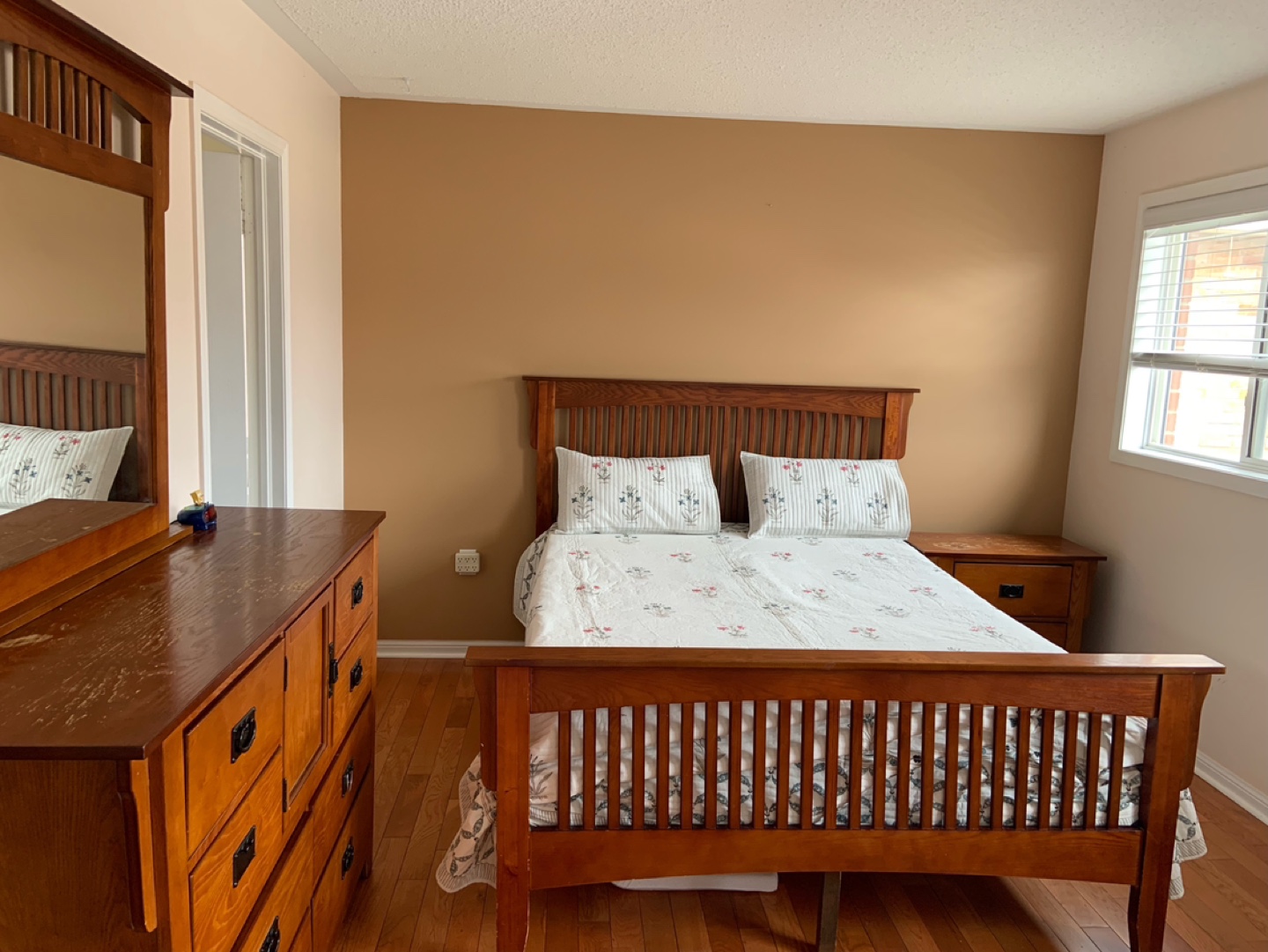 Queen Size Wooden Bed Frame with mattress box - photo 2