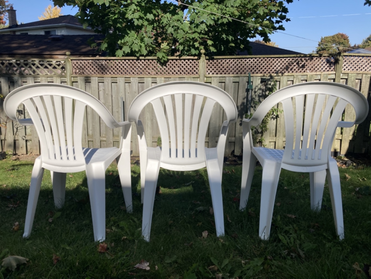 🥕Three White Plastic Lawn Chairs - photo 2