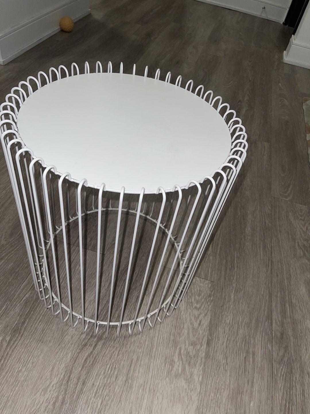 White Round Wire Table - photo 3