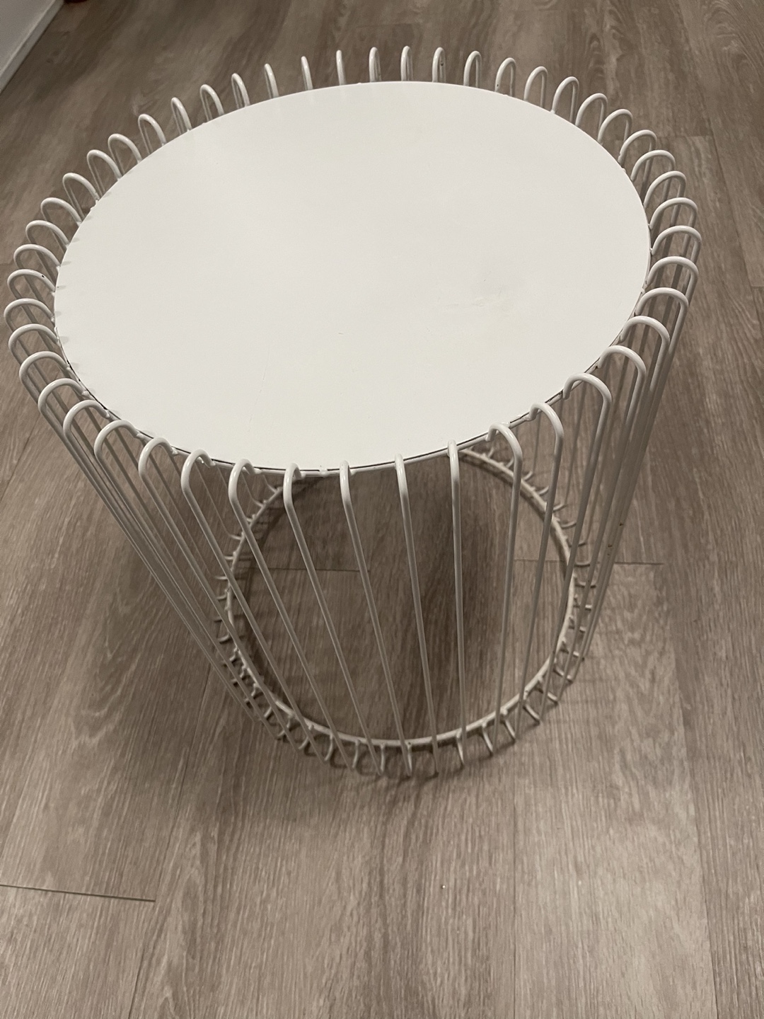 White Round Wire Table - photo 2