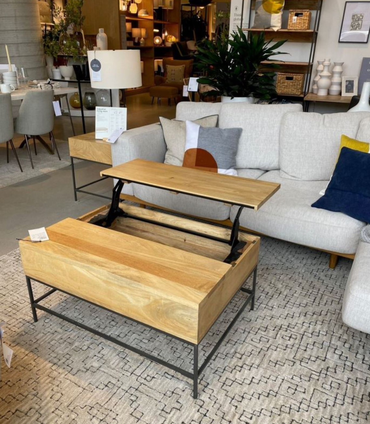 White Lift Top Coffee Table converts into desk ! - photo 5