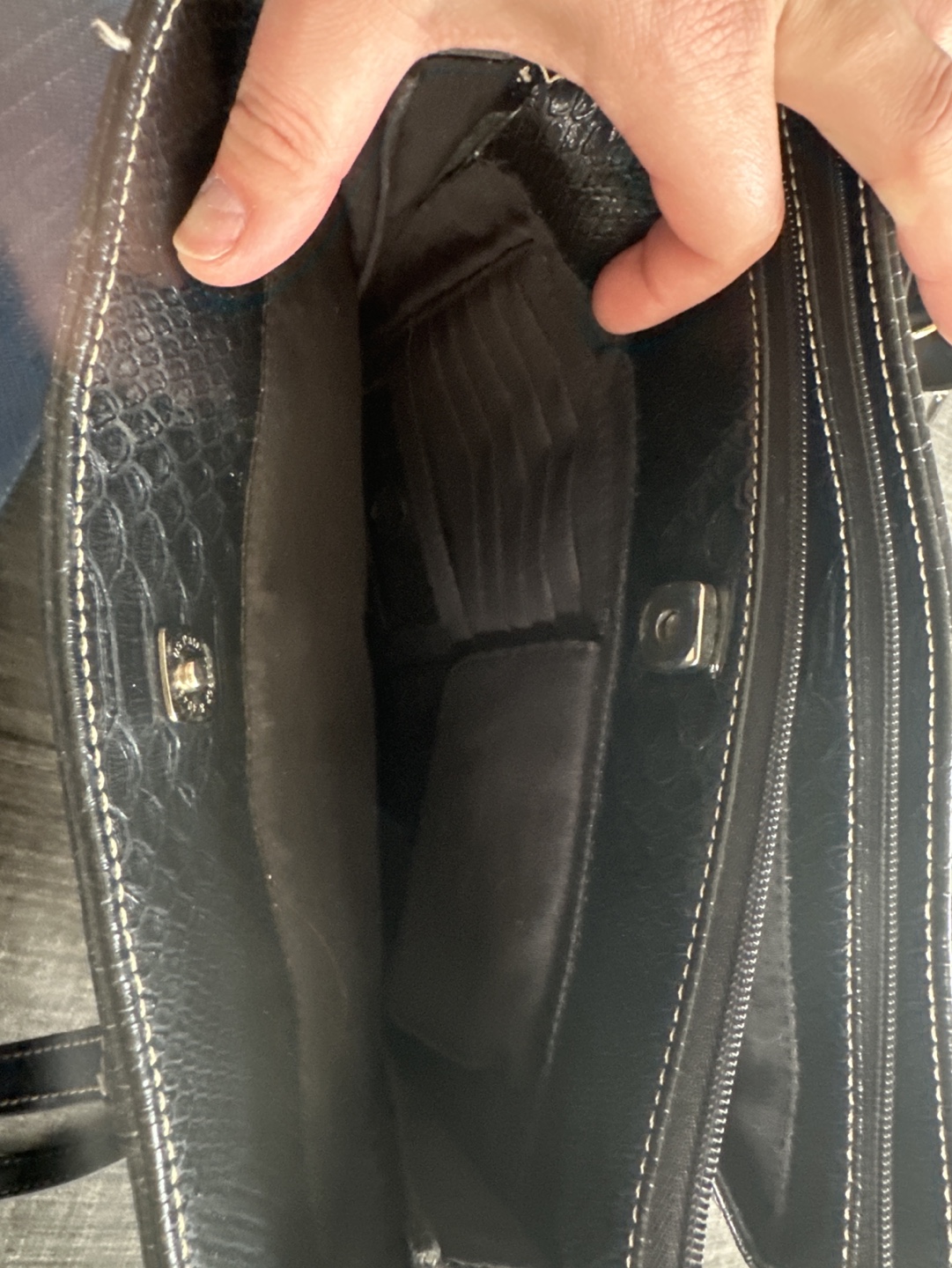 Liz Claiborne Black Leather Handbag - photo 4