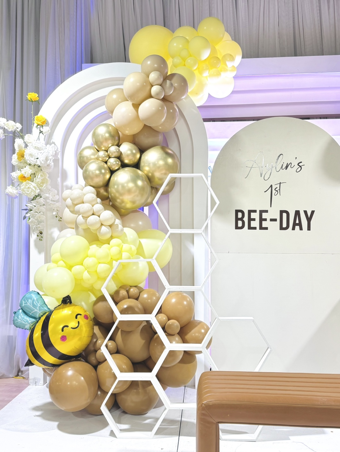 Bee-themed Balloon Arch - photo 3