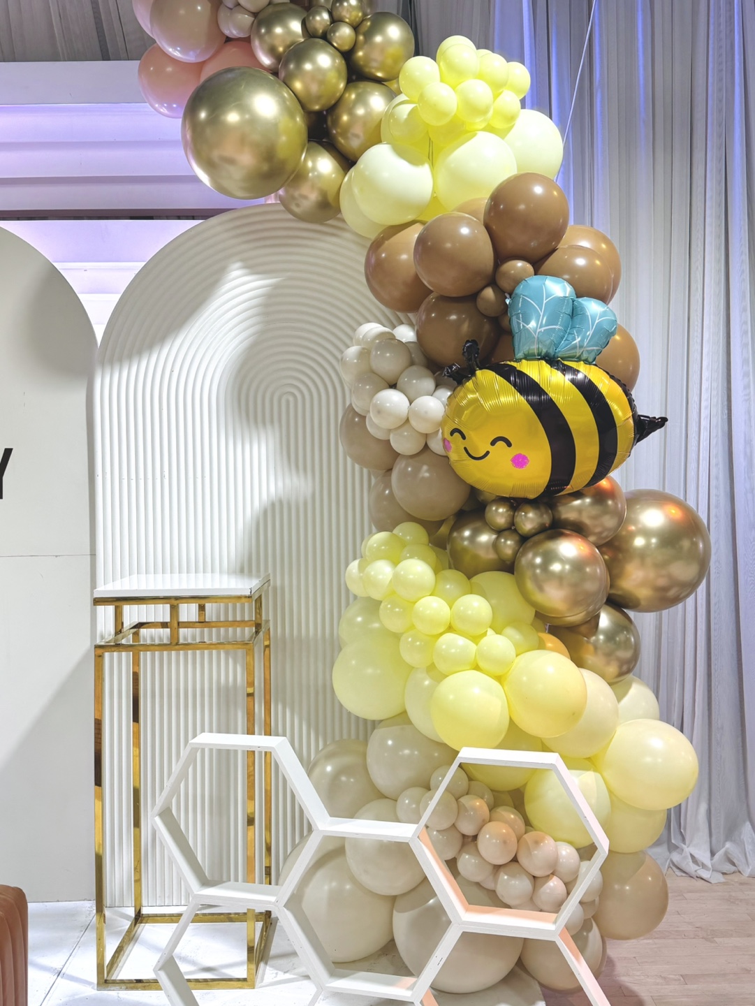 Bee-themed Balloon Arch - photo 2