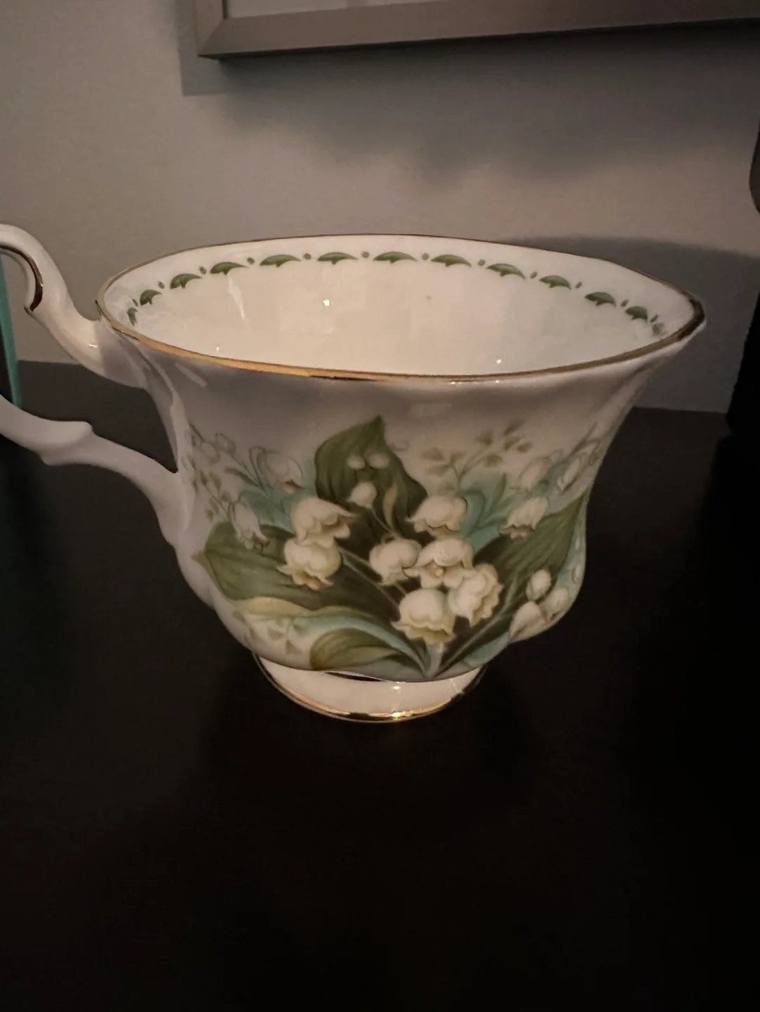 Royal Albert May Flower of the Month Teacup image indicator(2)