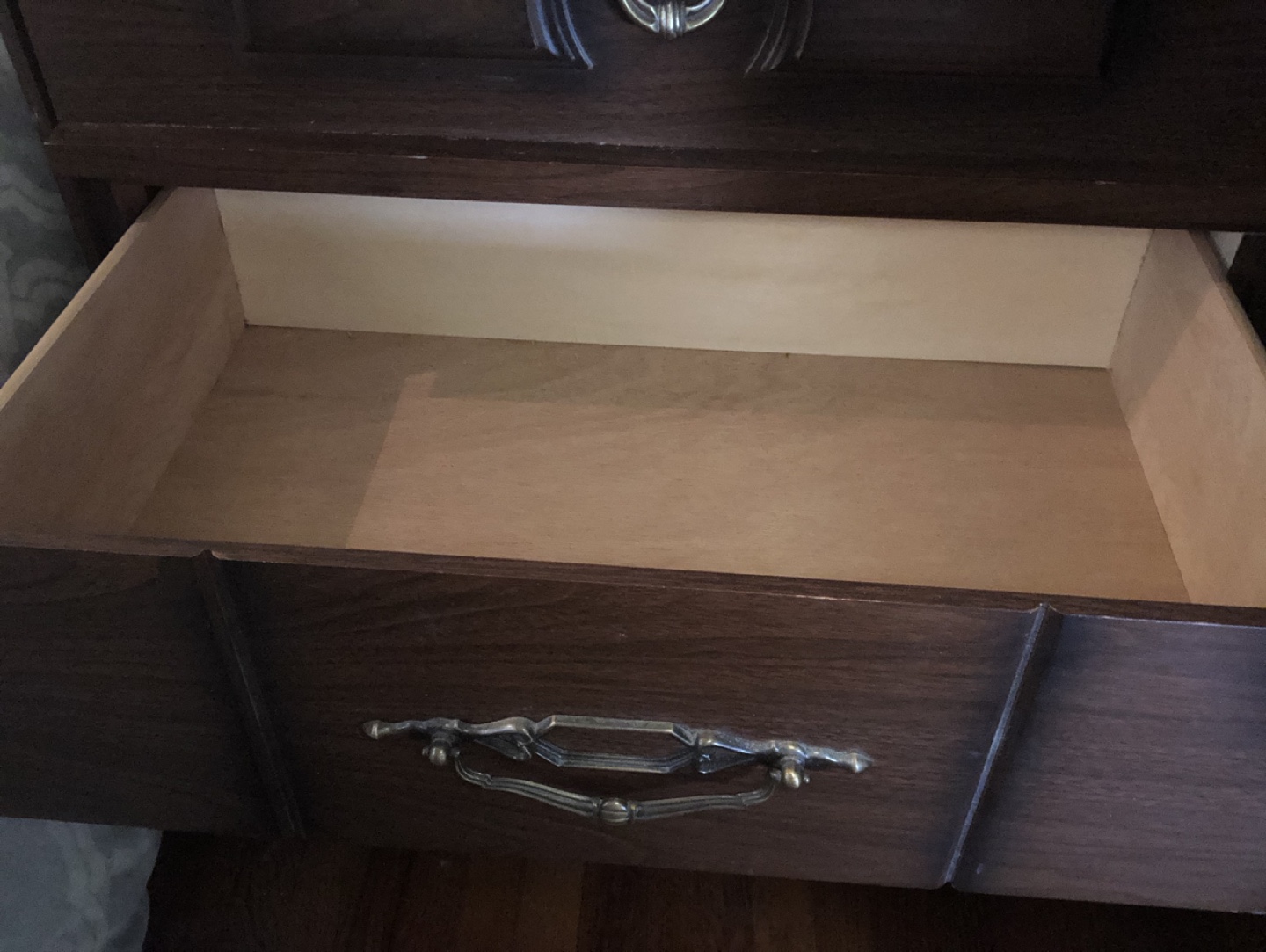 Vintage Dresser with Mirror in great condition - photo 4