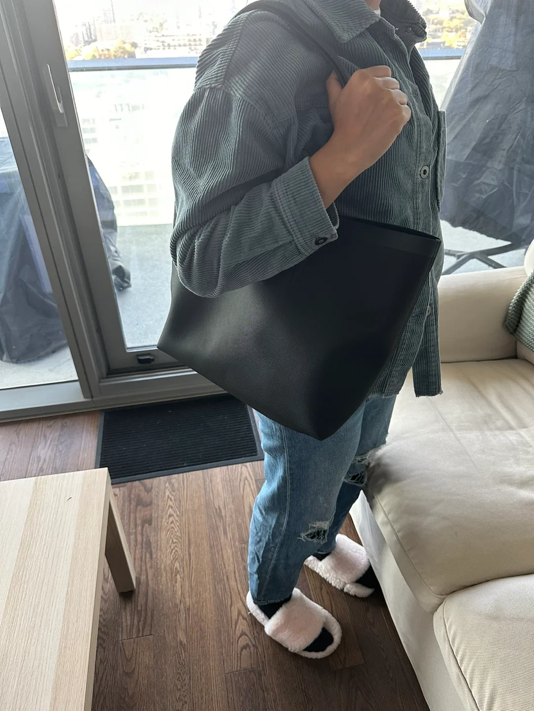 Reversible Women Lacoste Tote with Pouch image indicator(3)