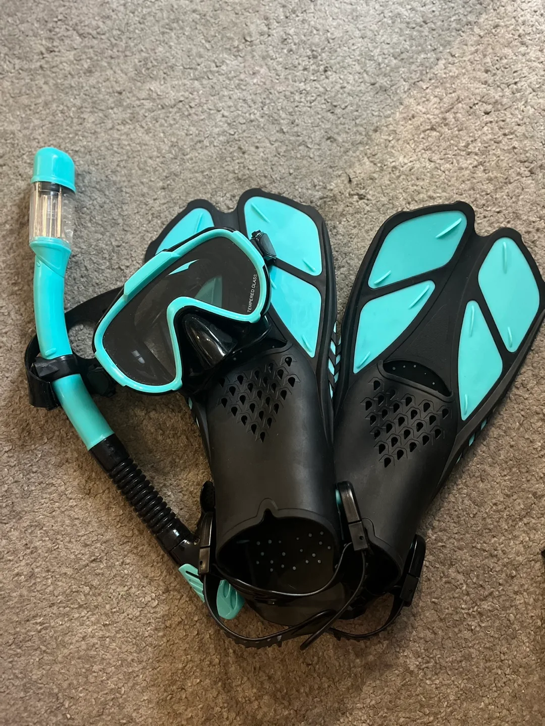 Two Sets of Snorkeling Gear image indicator(3)