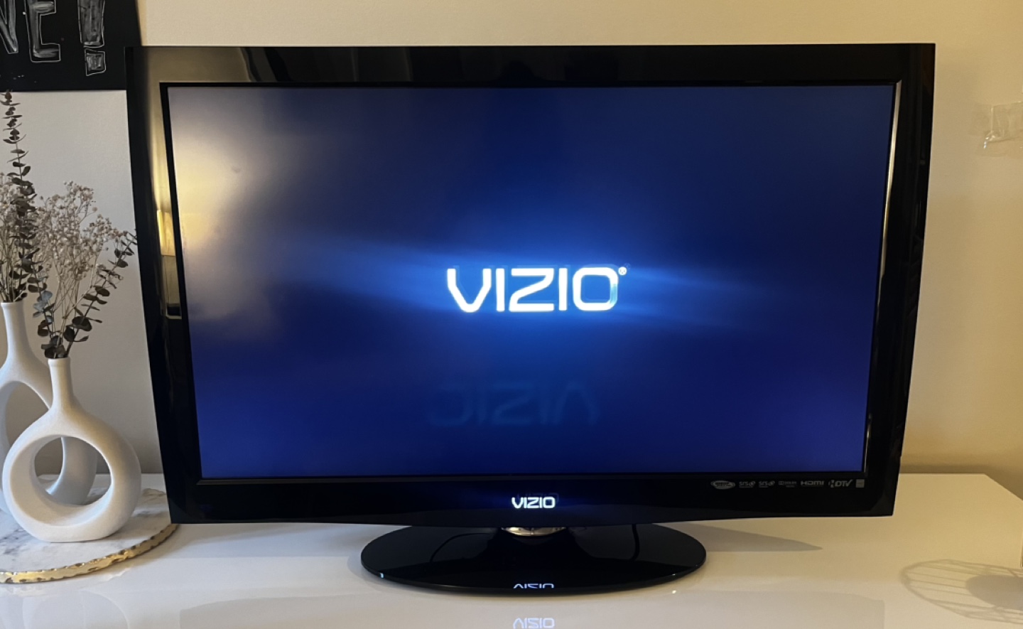 Vizio 32 Inch TV (in elevator building!) - photo 2