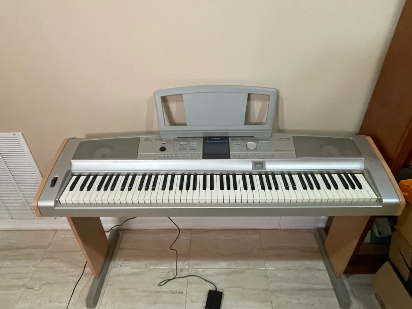 Yamaha DGX-505 Portable Grand Digital Keyboard thumbnail