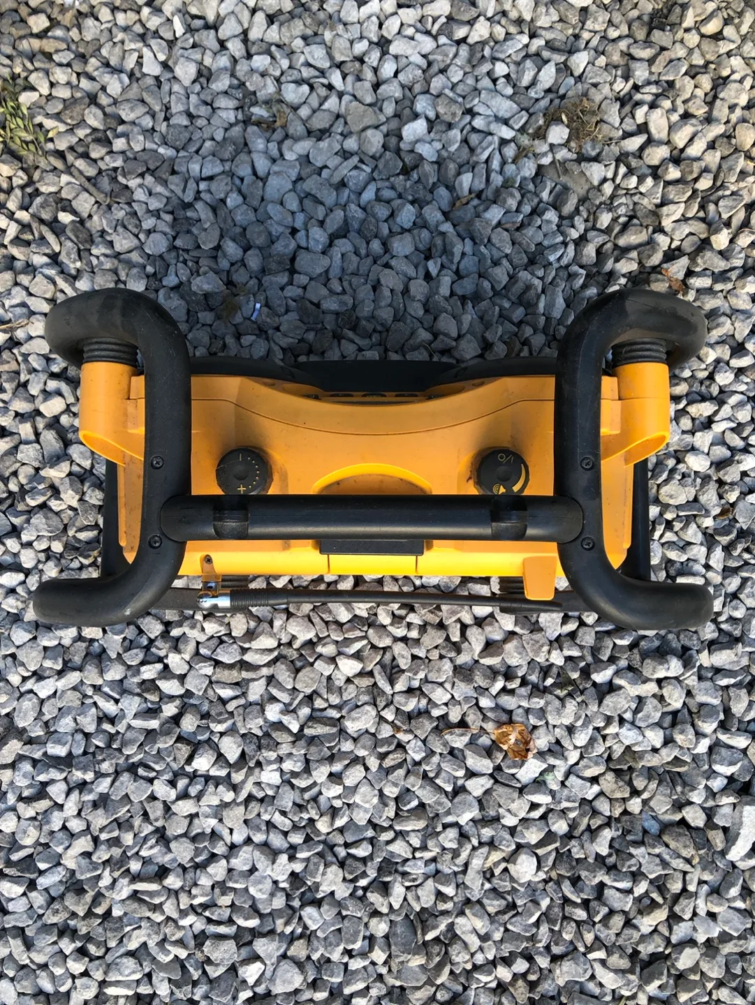 DeWalt DCR111 Jobsite Radio image indicator(2)