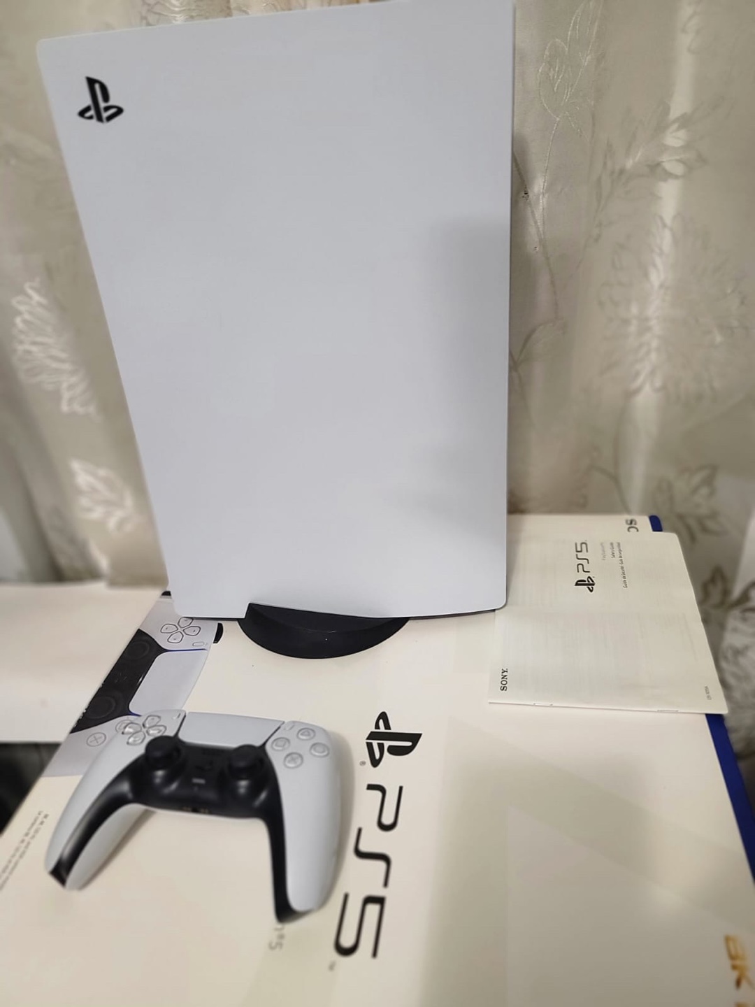 PlayStation 5 Console + controller