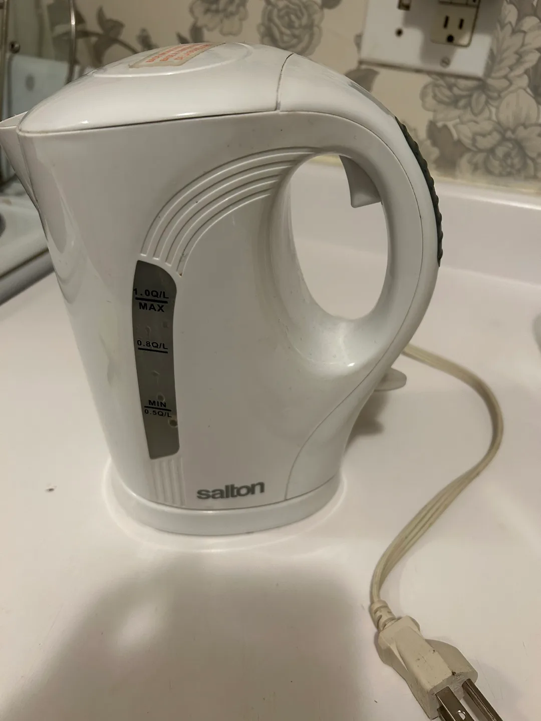 Salton cordless Electric Kettle thumbnail
