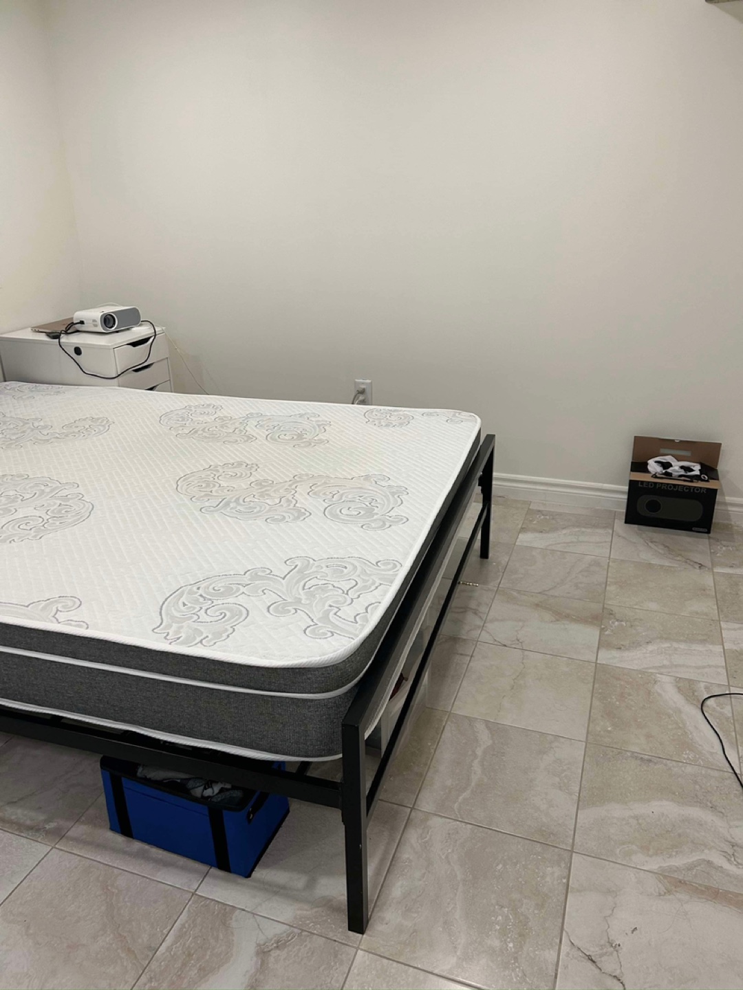 Queen Size Bed Frame with Headboard + Mattress - photo 3