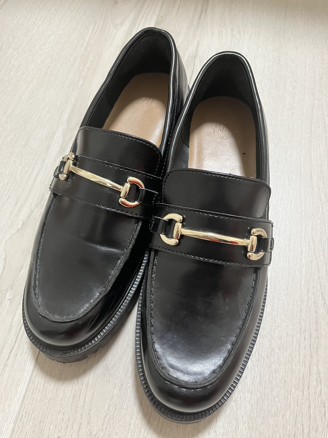H&M Black loafers with gold buckle - photo 2