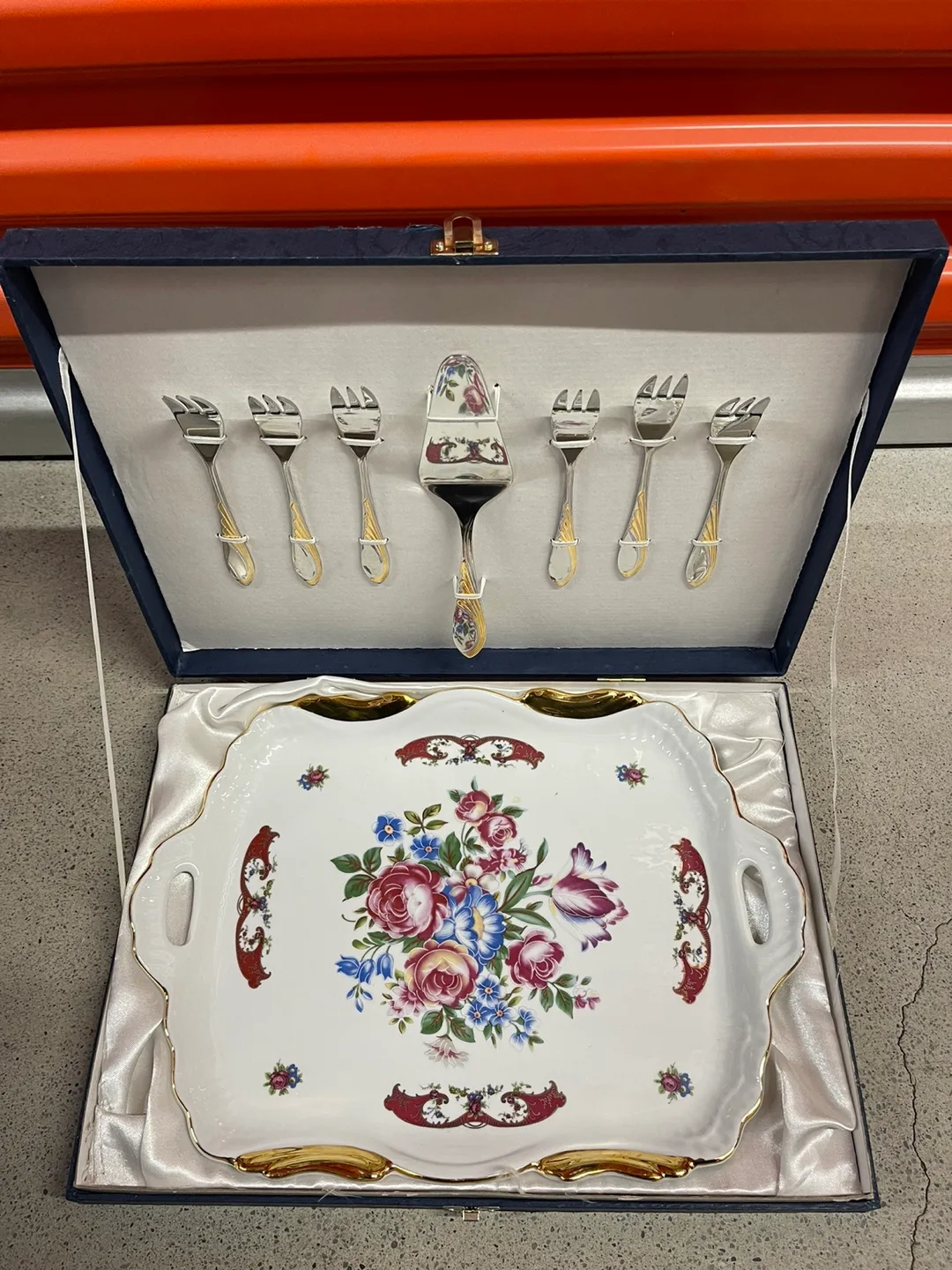 Porcelain Serving Platter and Cake Server Set thumbnail