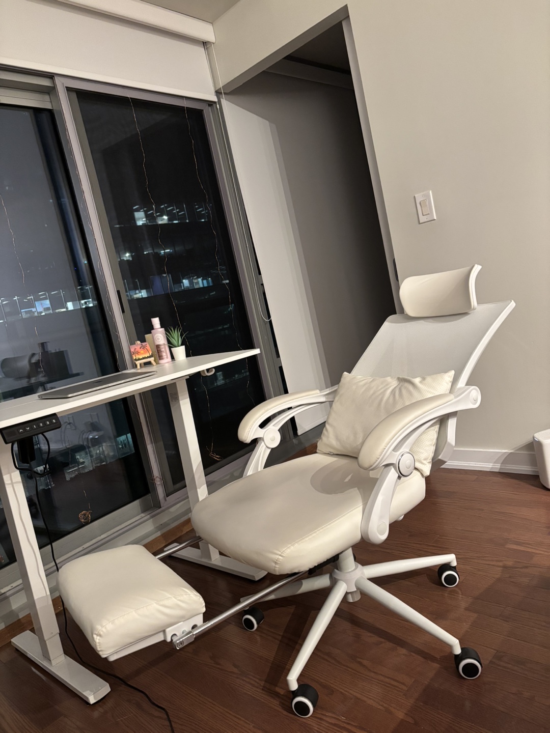White Ergonomic Office Chair with Footrest & Recliner - photo 3