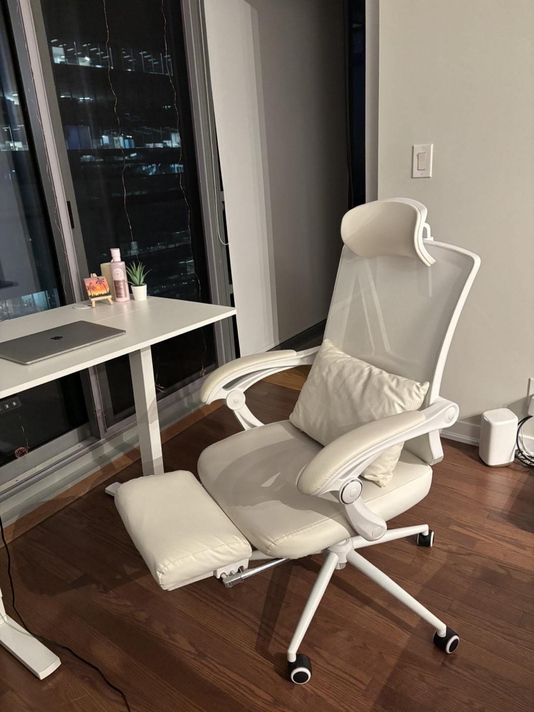 White Ergonomic Office Chair with Footrest & Recliner - photo 2