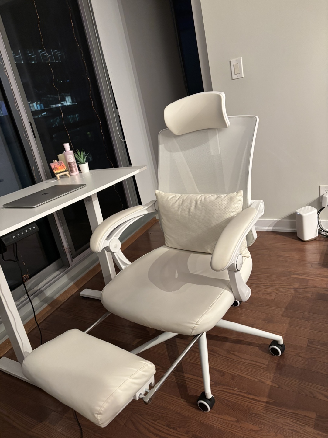 White Ergonomic Office Chair with Footrest & Recliner - photo 5