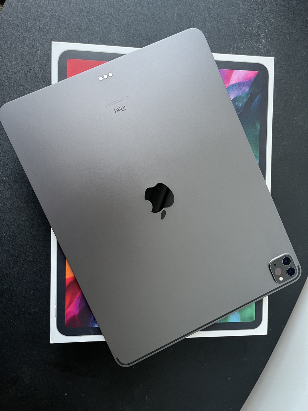 iPad Pro 12.9" Gen 4 128G with case keyboard- Almost Like New!