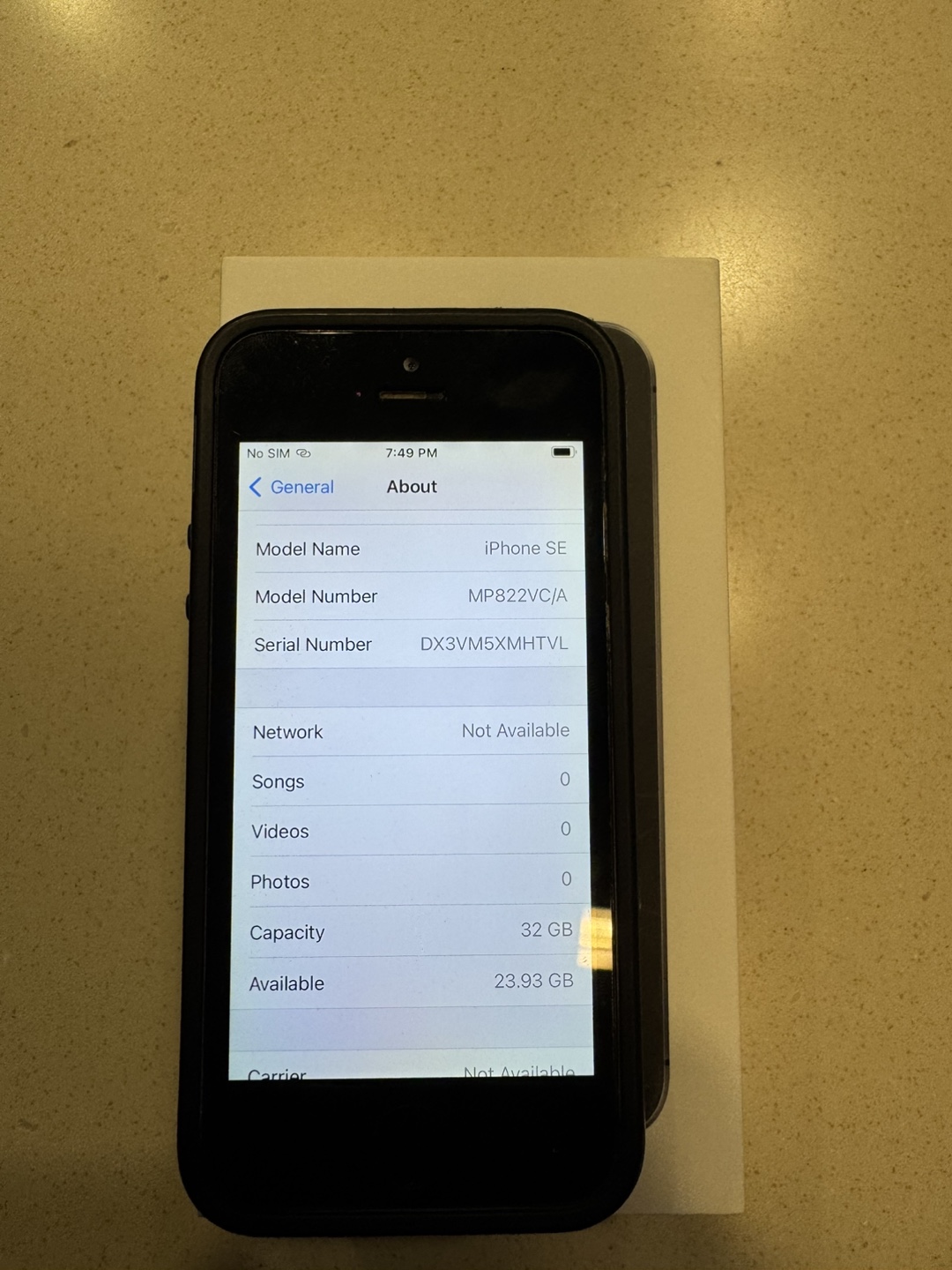 iPhone SE 32GB First Gen - photo 2